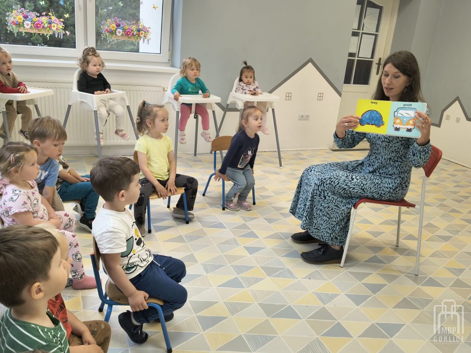Biblioteka Gorlice, Cała Polska czyta dzieciom bibliotekarka czyta dzieciom książkę